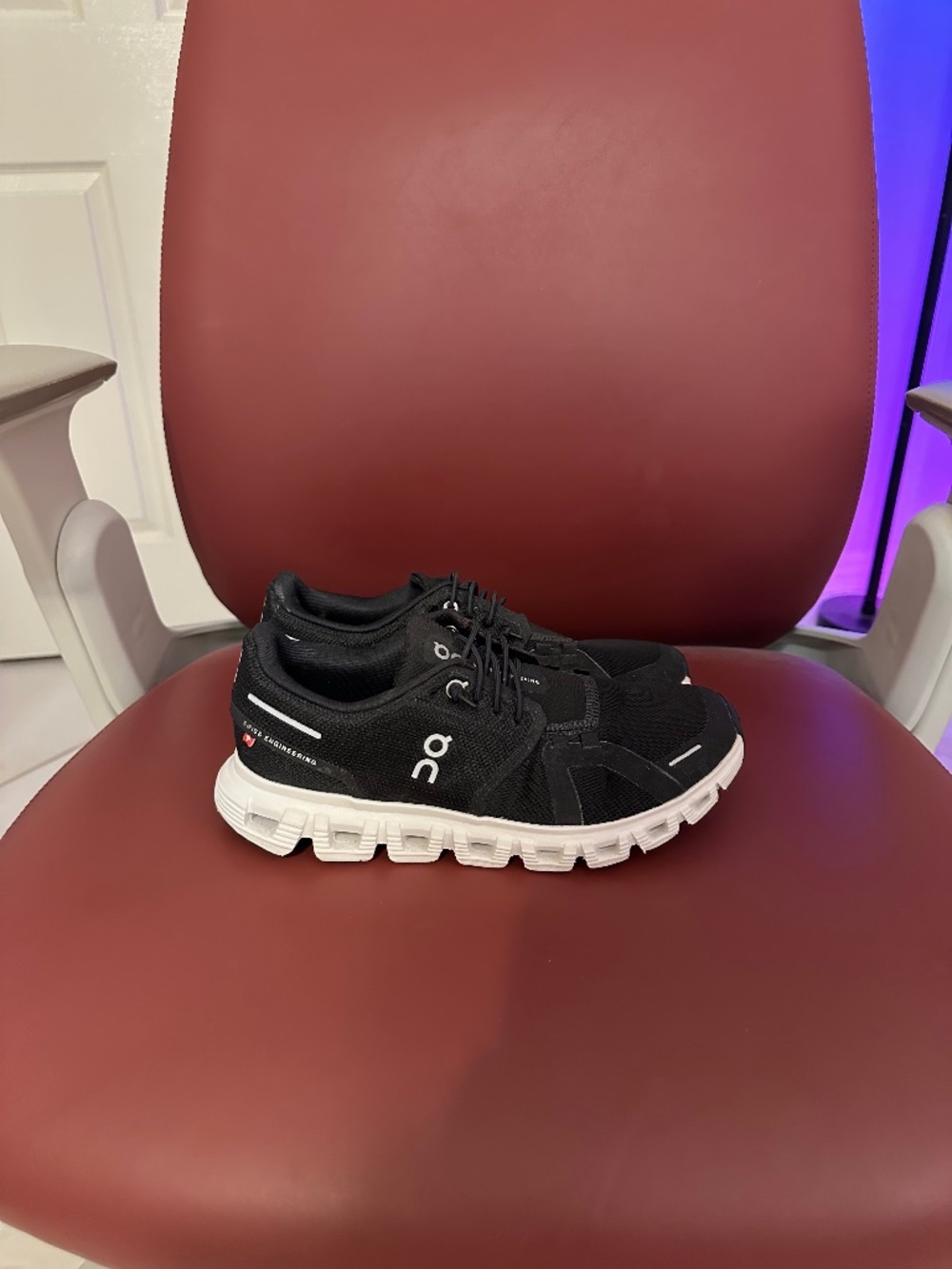 On clouds - Cloud 6 black and white Size US 7